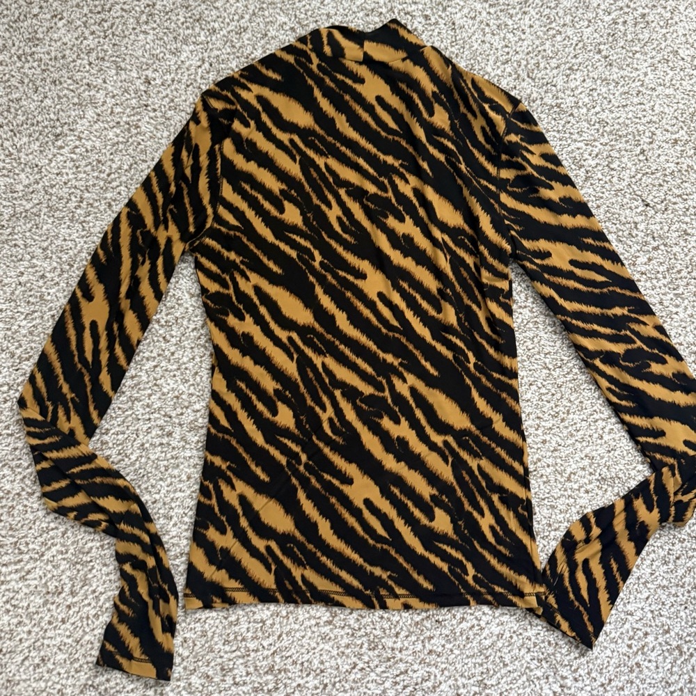 Levi's Tiger-Print Mock Neck Mammoth Second Skin Tee - Picture 5 of 7